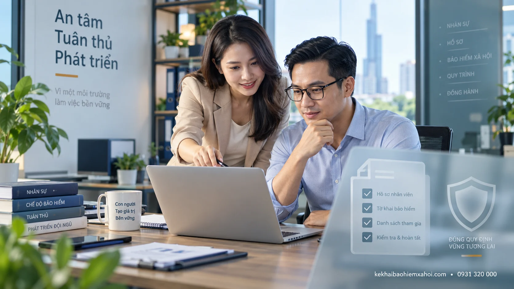 Minh họa nhân sự và kế toán cùng kiểm tra hồ sơ BHXH trong văn phòng; kekhaibaohiemxahoi.com, hotline 0931 320 000